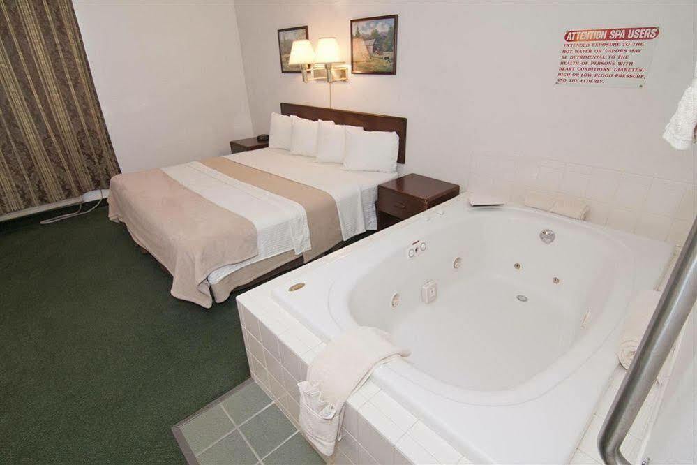 Americas Best Value Inn Zumbrota Bagian luar foto